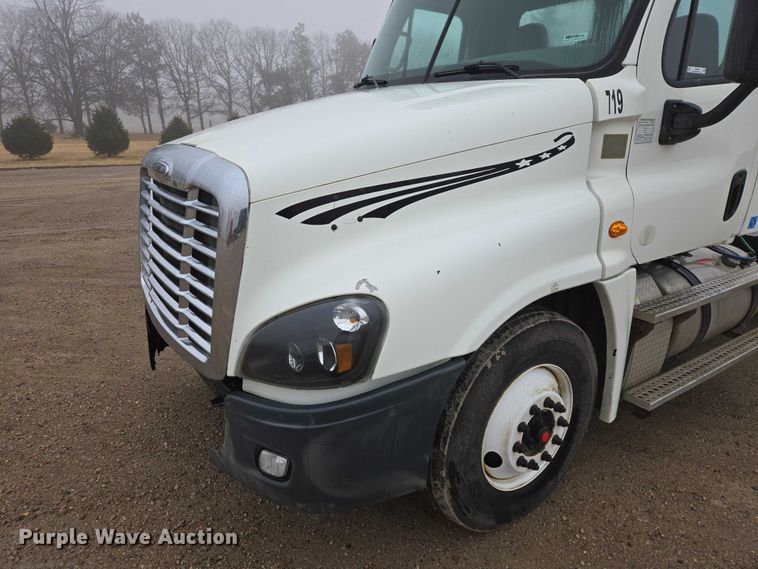 image for item EV5554 2016 Freightliner Cascadia semi truck