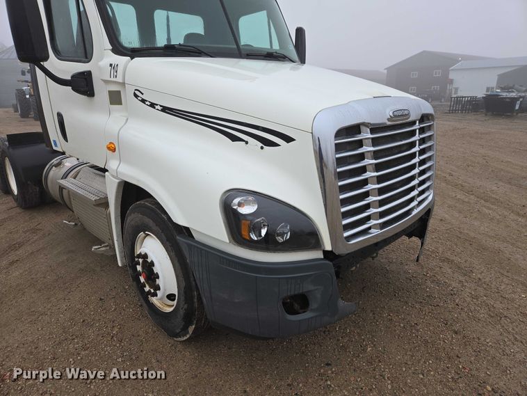 image for item EV5554 2016 Freightliner Cascadia semi truck