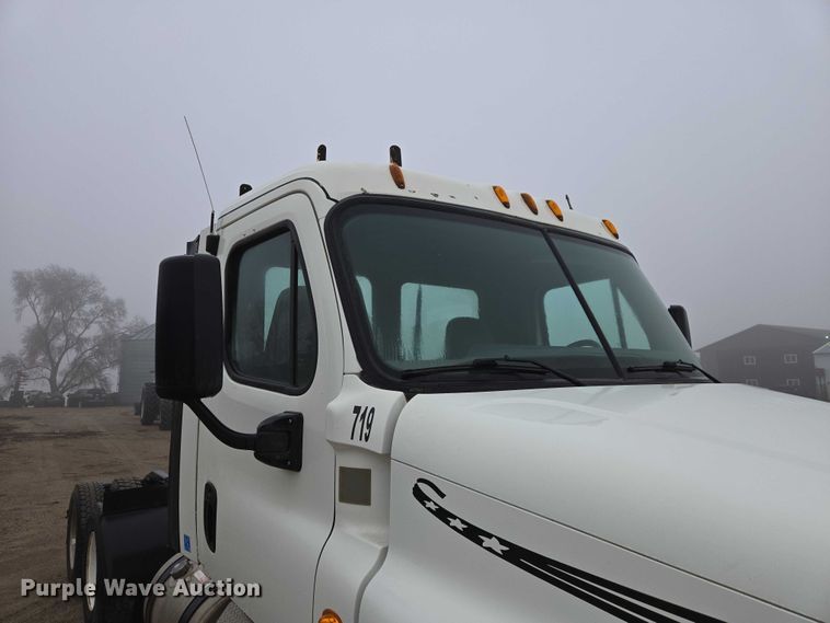 image for item EV5554 2016 Freightliner Cascadia semi truck