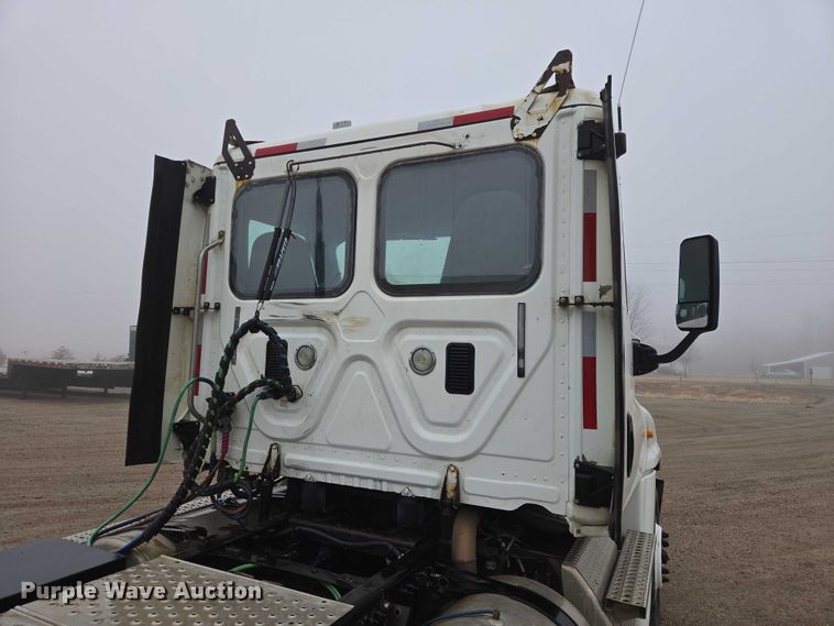 image for item EV5554 2016 Freightliner Cascadia semi truck