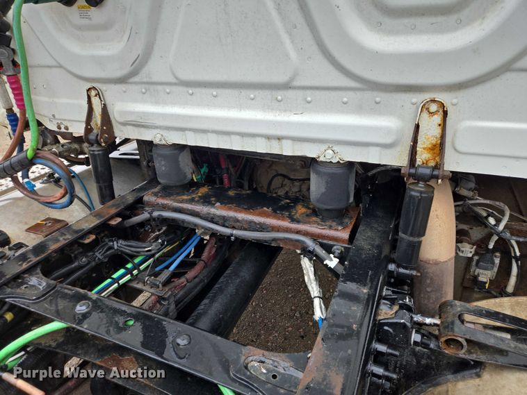 image for item EV5554 2016 Freightliner Cascadia semi truck