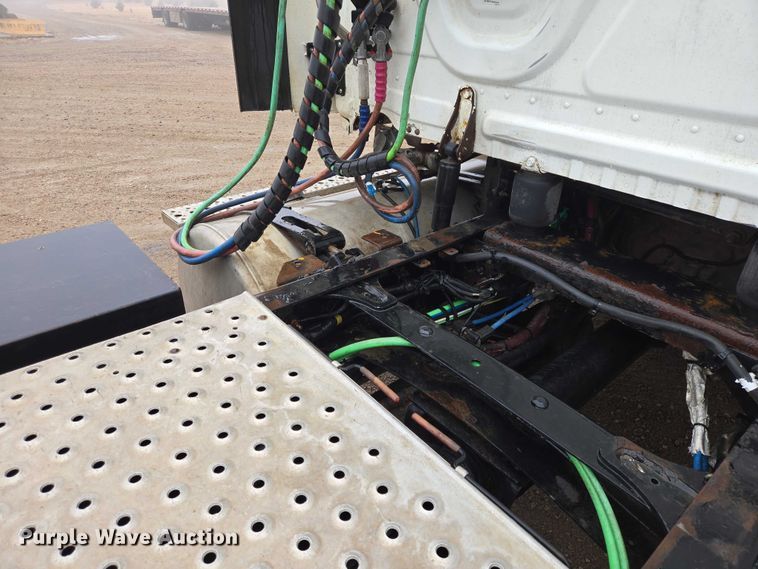 image for item EV5554 2016 Freightliner Cascadia semi truck