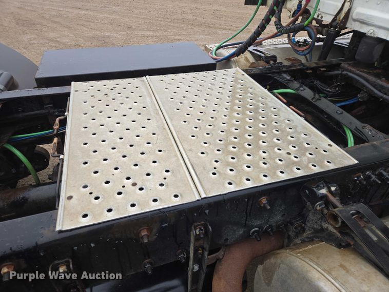 image for item EV5554 2016 Freightliner Cascadia semi truck