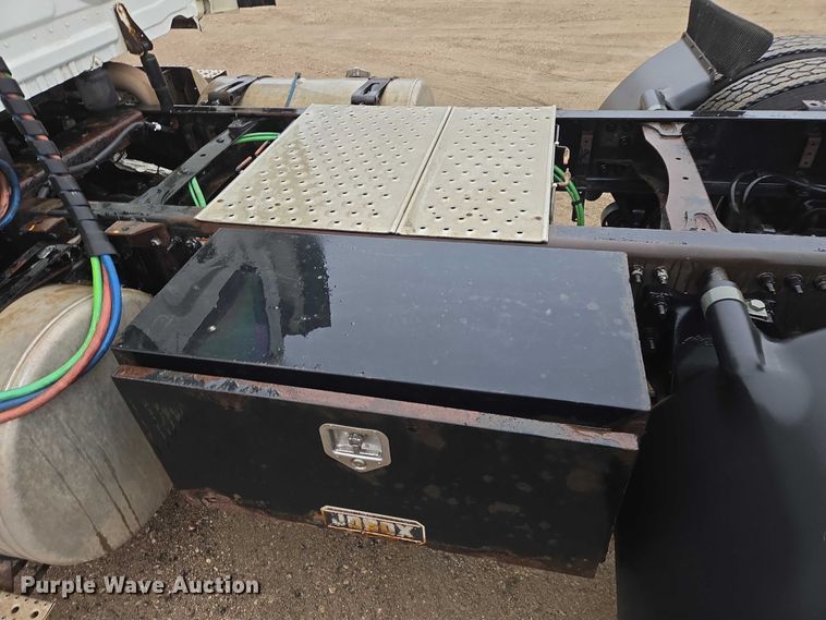 image for item EV5554 2016 Freightliner Cascadia semi truck