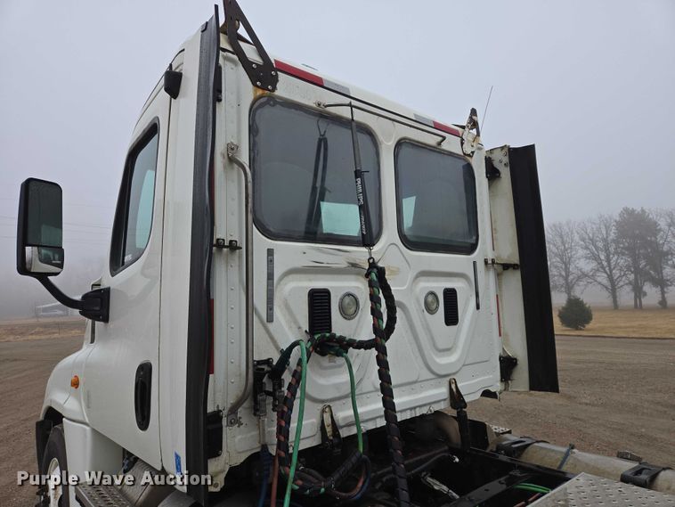 image for item EV5554 2016 Freightliner Cascadia semi truck