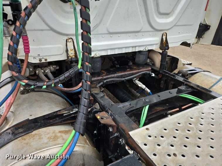 image for item EV5554 2016 Freightliner Cascadia semi truck