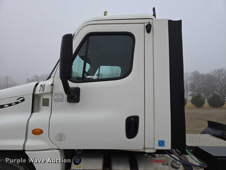 image for item EV5554 2016 Freightliner Cascadia semi truck
