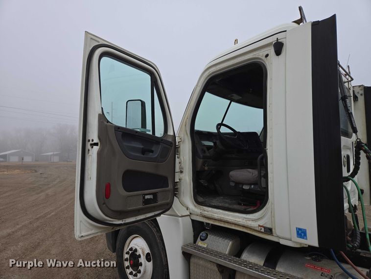 image for item EV5554 2016 Freightliner Cascadia semi truck