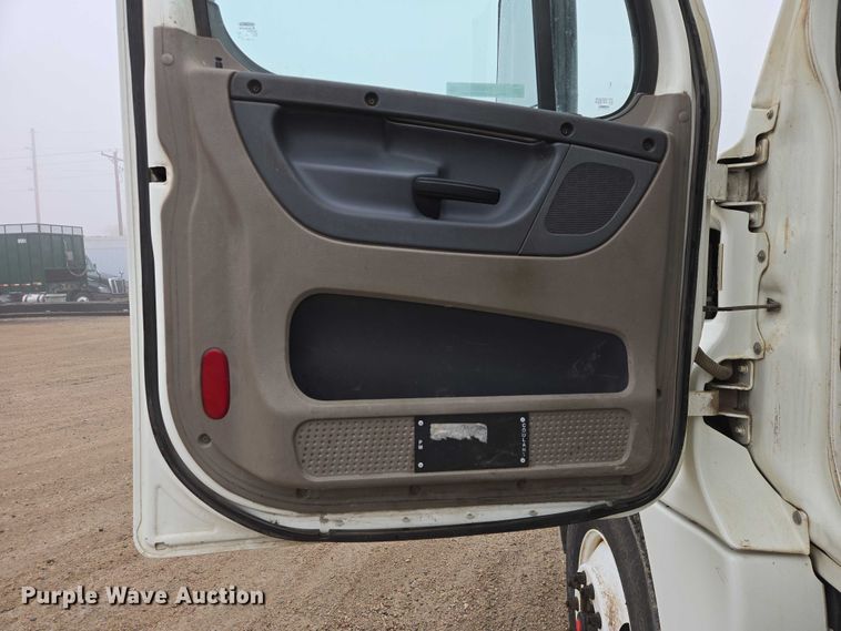 image for item EV5554 2016 Freightliner Cascadia semi truck