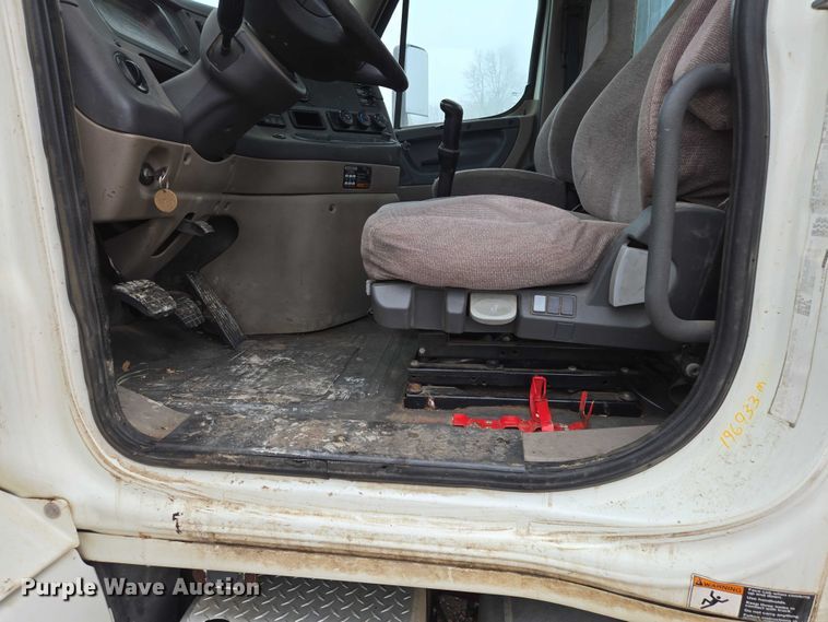 image for item EV5554 2016 Freightliner Cascadia semi truck