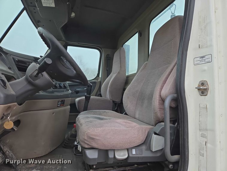 image for item EV5554 2016 Freightliner Cascadia semi truck