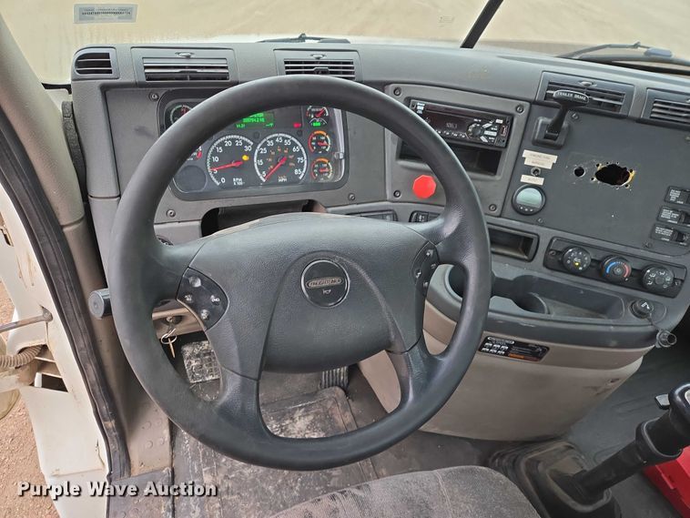 image for item EV5554 2016 Freightliner Cascadia semi truck
