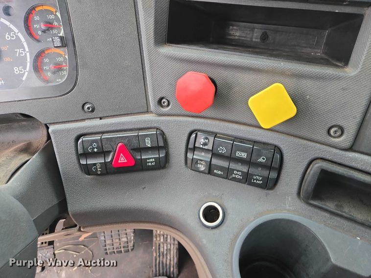 image for item EV5554 2016 Freightliner Cascadia semi truck