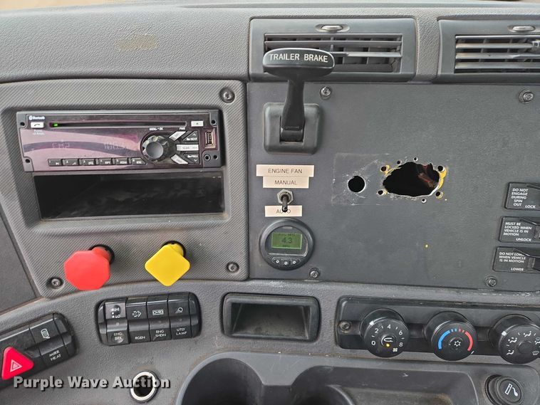 image for item EV5554 2016 Freightliner Cascadia semi truck