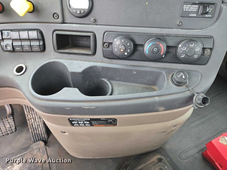 image for item EV5554 2016 Freightliner Cascadia semi truck