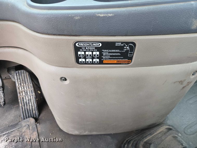 image for item EV5554 2016 Freightliner Cascadia semi truck