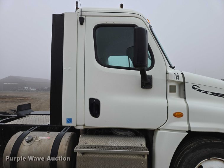image for item EV5554 2016 Freightliner Cascadia semi truck
