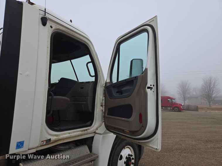 image for item EV5554 2016 Freightliner Cascadia semi truck