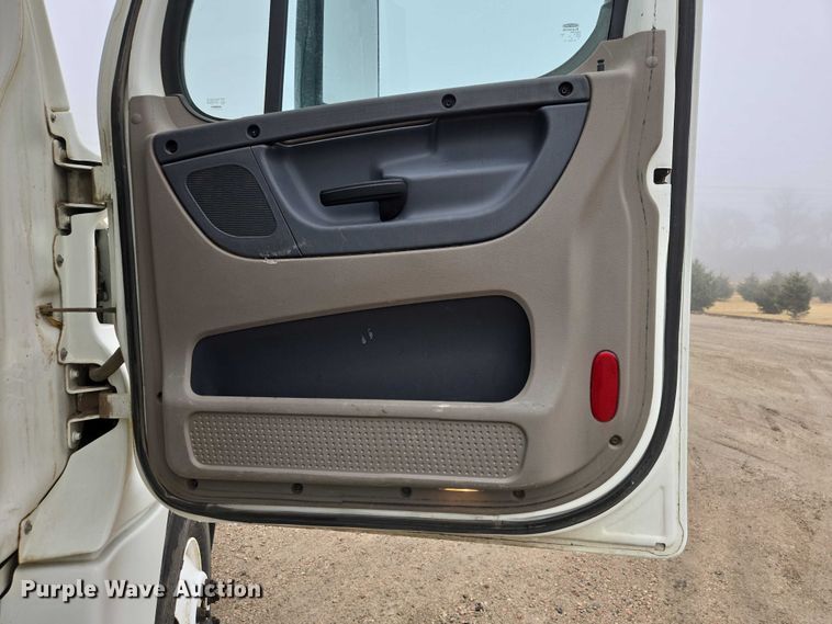 image for item EV5554 2016 Freightliner Cascadia semi truck