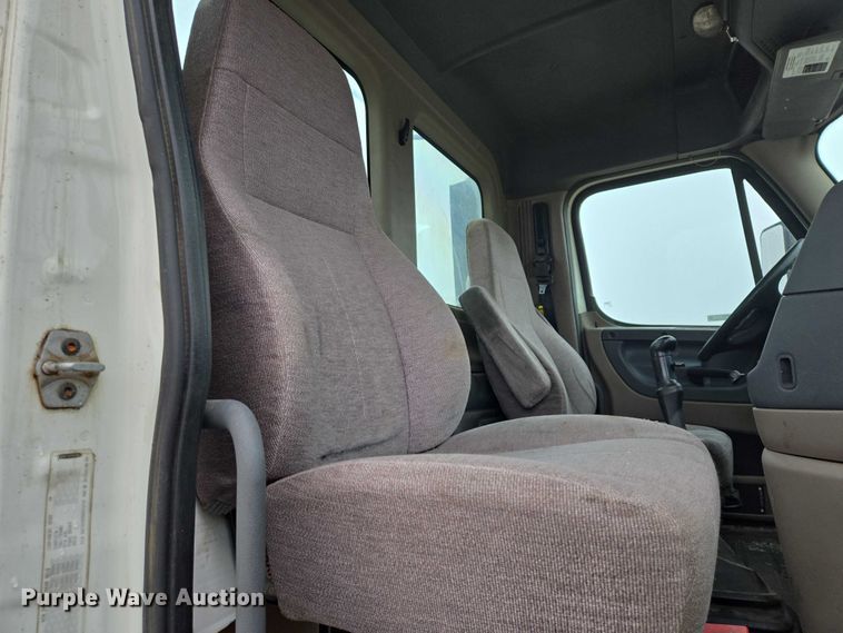 image for item EV5554 2016 Freightliner Cascadia semi truck