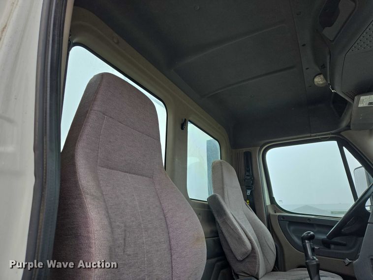 image for item EV5554 2016 Freightliner Cascadia semi truck