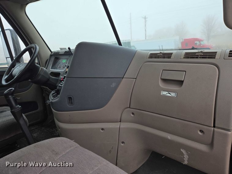 image for item EV5554 2016 Freightliner Cascadia semi truck