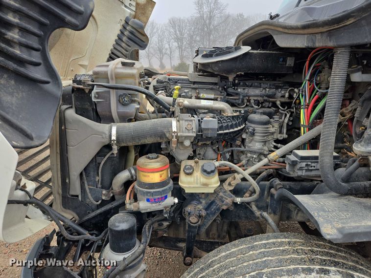 image for item EV5554 2016 Freightliner Cascadia semi truck