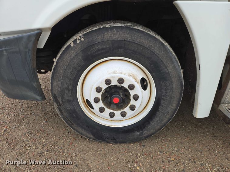 image for item EV5554 2016 Freightliner Cascadia semi truck