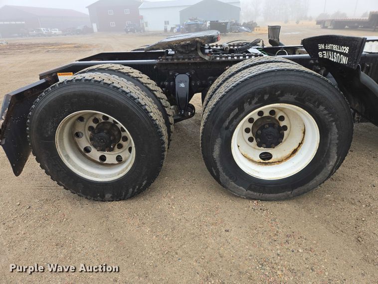 image for item EV5554 2016 Freightliner Cascadia semi truck