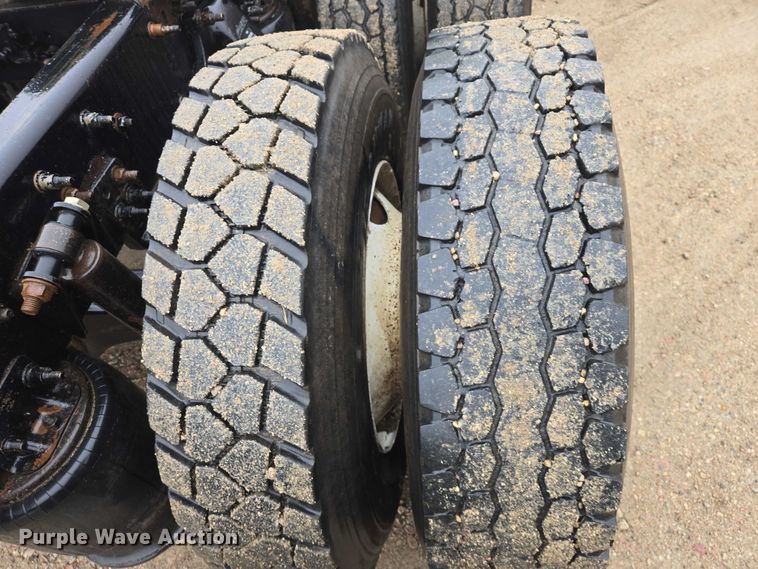 image for item EV5554 2016 Freightliner Cascadia semi truck