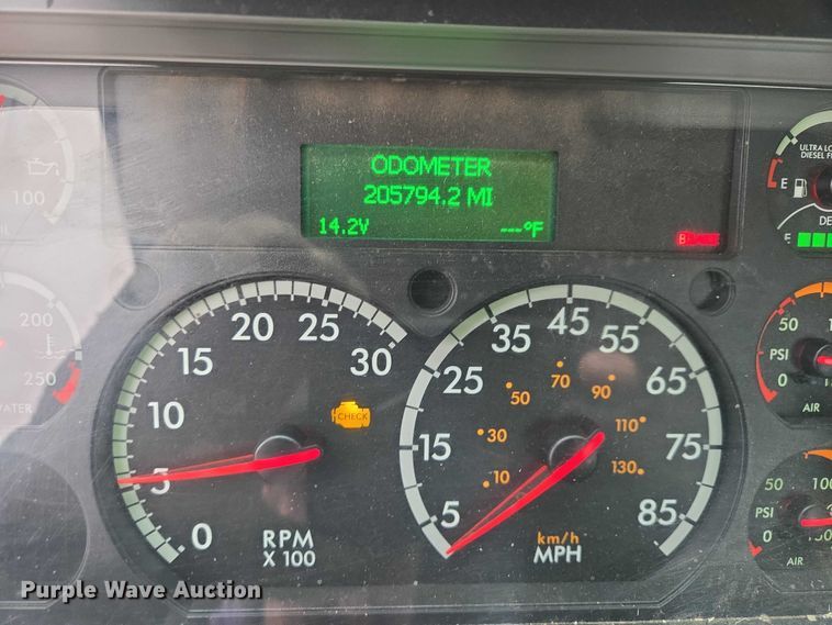 image for item EV5554 2016 Freightliner Cascadia semi truck