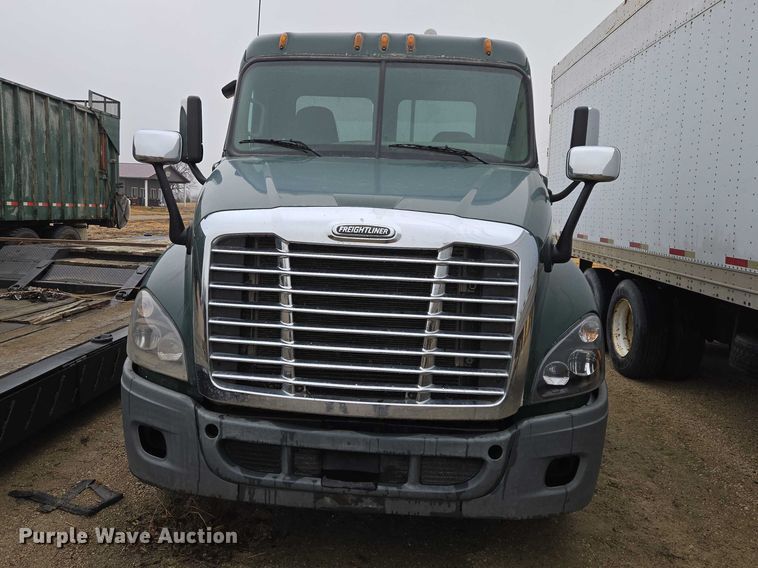 image for item EV5560 2016 Freightliner Cascadia semi truck