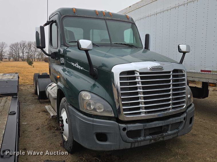 image for item EV5560 2016 Freightliner Cascadia semi truck