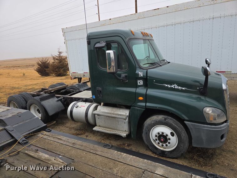 image for item EV5560 2016 Freightliner Cascadia semi truck