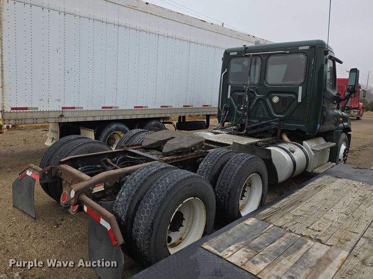 image for item EV5560 2016 Freightliner Cascadia semi truck