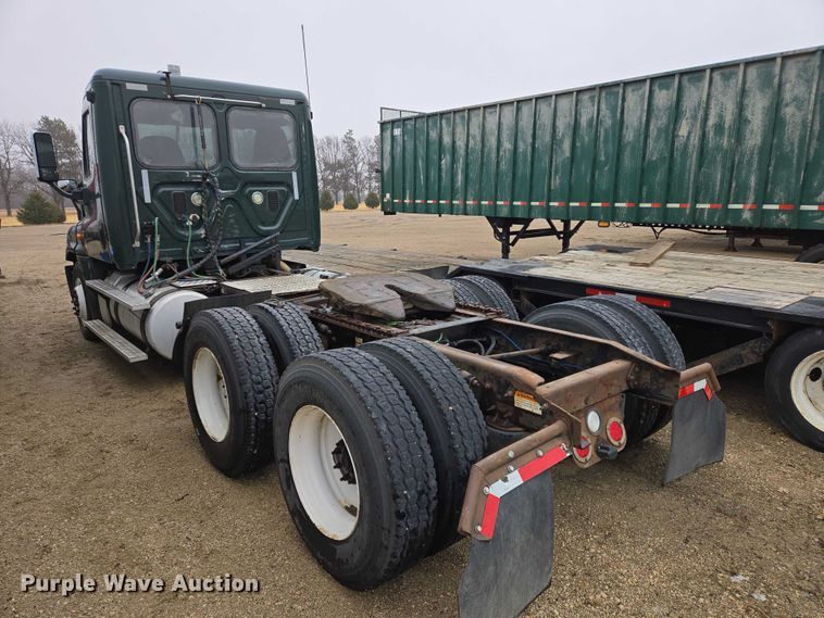 image for item EV5560 2016 Freightliner Cascadia semi truck