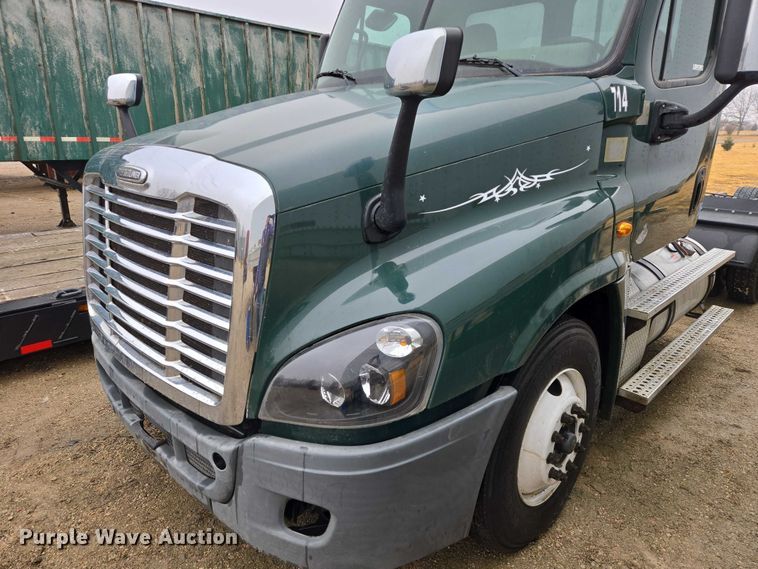 image for item EV5560 2016 Freightliner Cascadia semi truck