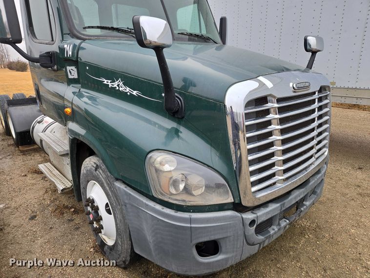image for item EV5560 2016 Freightliner Cascadia semi truck