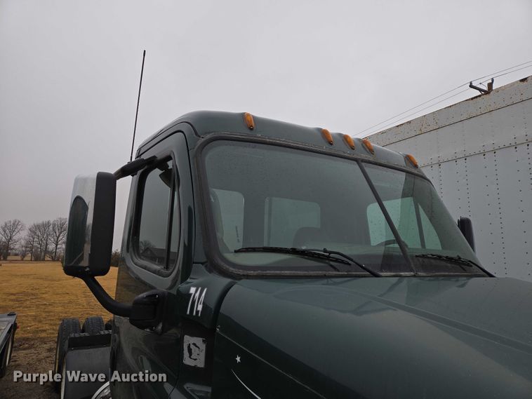 image for item EV5560 2016 Freightliner Cascadia semi truck