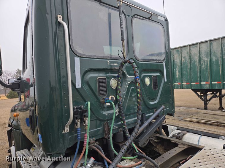 image for item EV5560 2016 Freightliner Cascadia semi truck