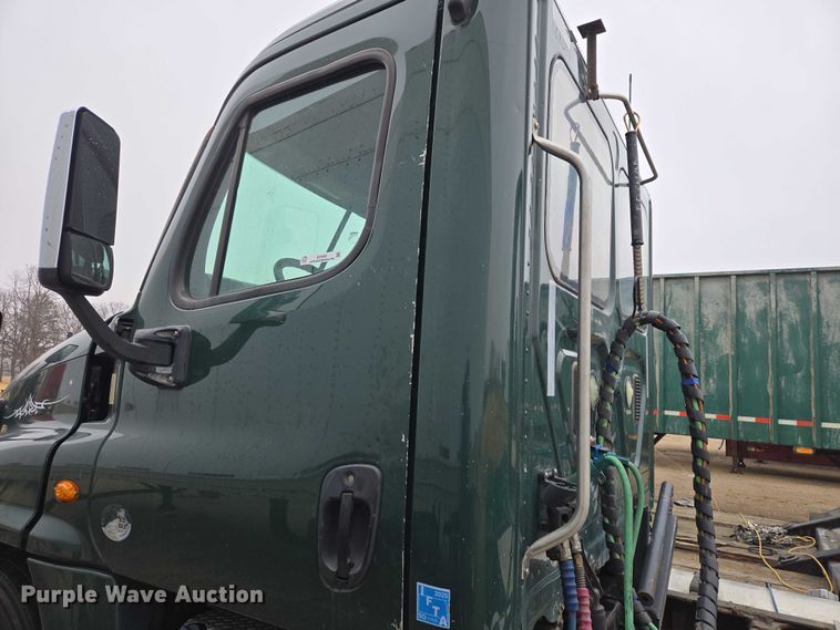 image for item EV5560 2016 Freightliner Cascadia semi truck