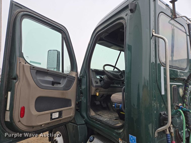image for item EV5560 2016 Freightliner Cascadia semi truck