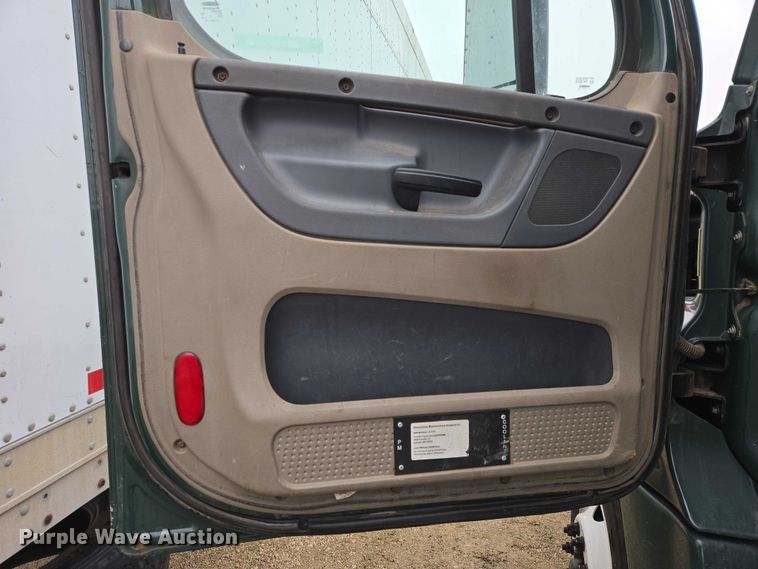 image for item EV5560 2016 Freightliner Cascadia semi truck