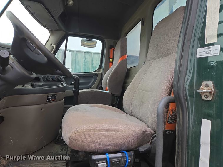 image for item EV5560 2016 Freightliner Cascadia semi truck