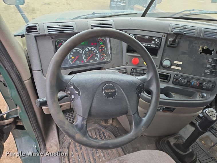 image for item EV5560 2016 Freightliner Cascadia semi truck
