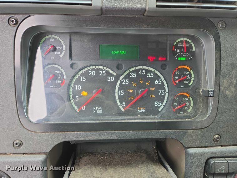 image for item EV5560 2016 Freightliner Cascadia semi truck