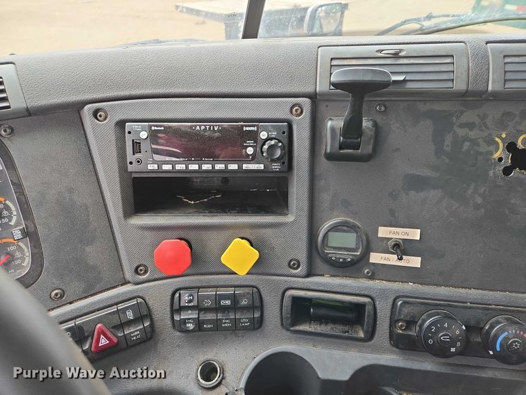 image for item EV5560 2016 Freightliner Cascadia semi truck