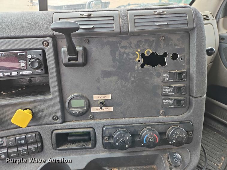 image for item EV5560 2016 Freightliner Cascadia semi truck