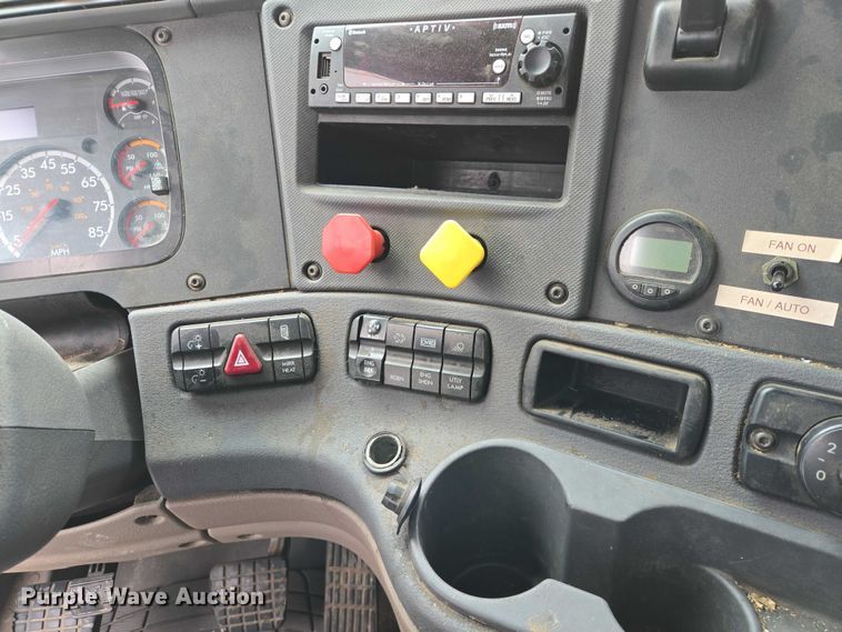 image for item EV5560 2016 Freightliner Cascadia semi truck