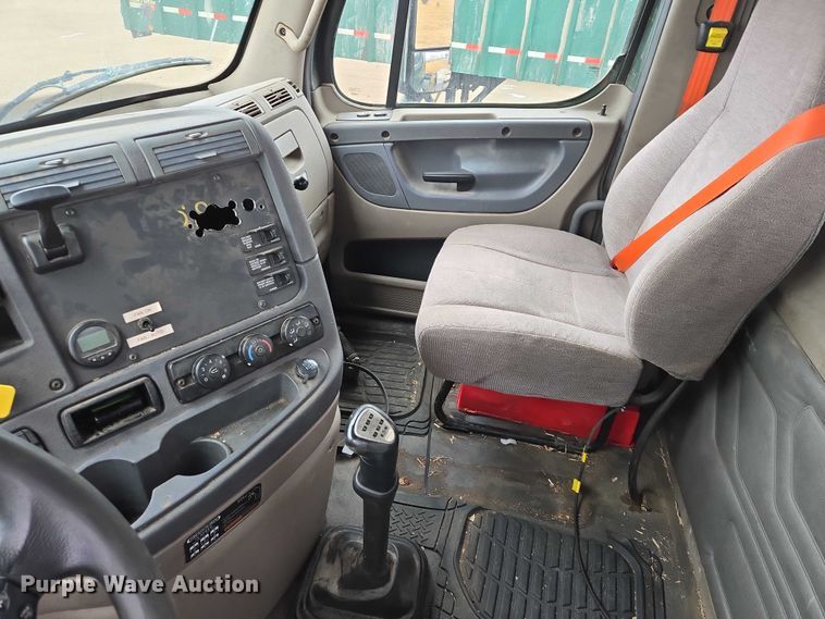image for item EV5560 2016 Freightliner Cascadia semi truck